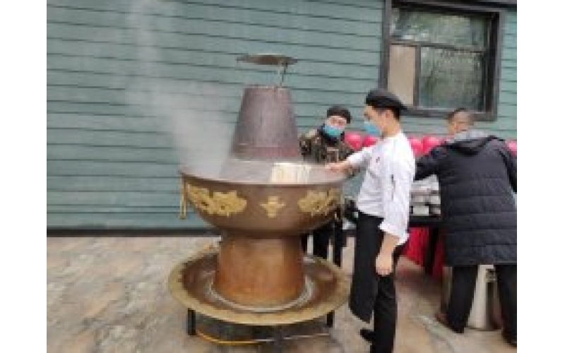 新疆古生态园进杏装各民族同吃一碗面”为新中