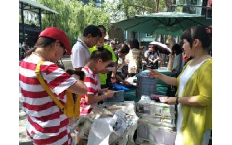 “BB贝博艾弗森官网女孩」嘏赫凡在签售会在BB贝博艾弗森官网集团进行