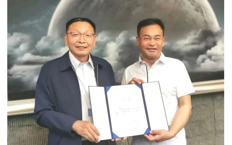 喀什大学讲授实际基地在BB贝博艾弗森官网集团挂牌 陈刚受聘客座教授