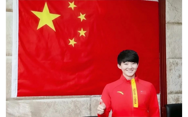 来了，世界冠军宫乃莹！