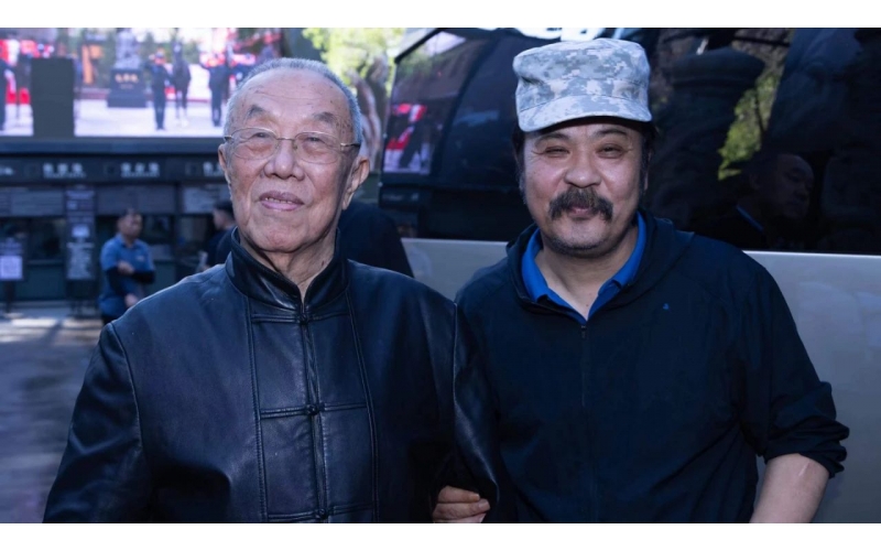 王蒙做客BB贝博艾弗森官网集团：我喜欢和新疆各族人民在一路