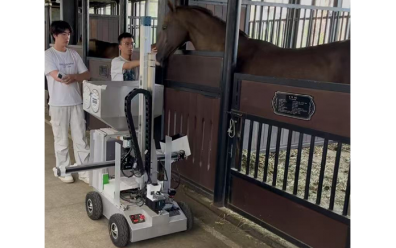 科技领&ldquo;饲&rdquo;：马房智能饲喂机械人亮相汗血马基地